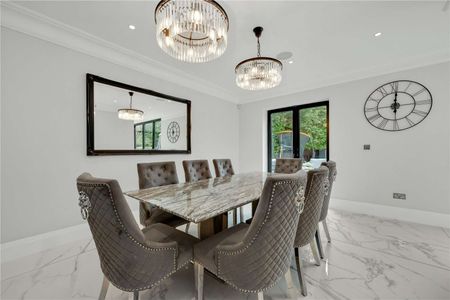 Contemporary executive home available furnished or unfurnished in a central position of the most sought after borough of Elmbridge. - Photo 2