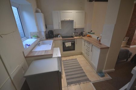 2 bedroom end of terrace house to rent - Photo 2