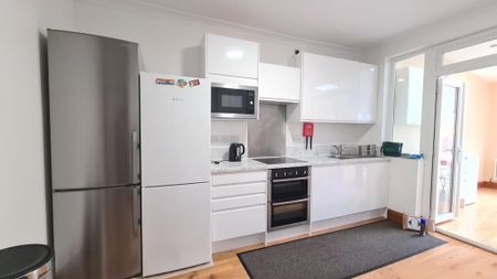 1 bedroom in a house share to rent - Photo 3