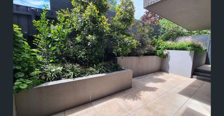 GROUND FLOOR WITH COURTYARD Large Two Bedroom Apartment. - Photo 4