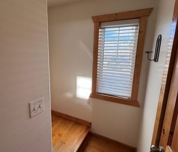 Carriage House, 2 bed, 1 bath: Knox Mountain- Dec.1st - Photo 1