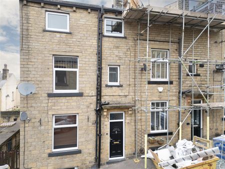 4 bed end of terrace house to rent in Union Street, Greetland, Halifax - Photo 2