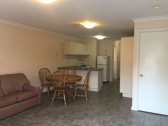 Two storey townhouse in a central location! - Photo 1