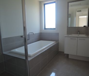 2/8 Lawford Street, BOX HILL NORTH - Photo 5