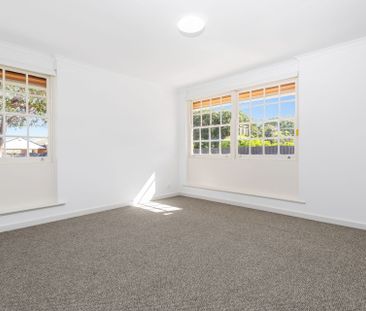 Stunning fully renovated 2 bedroom home unit - Photo 4