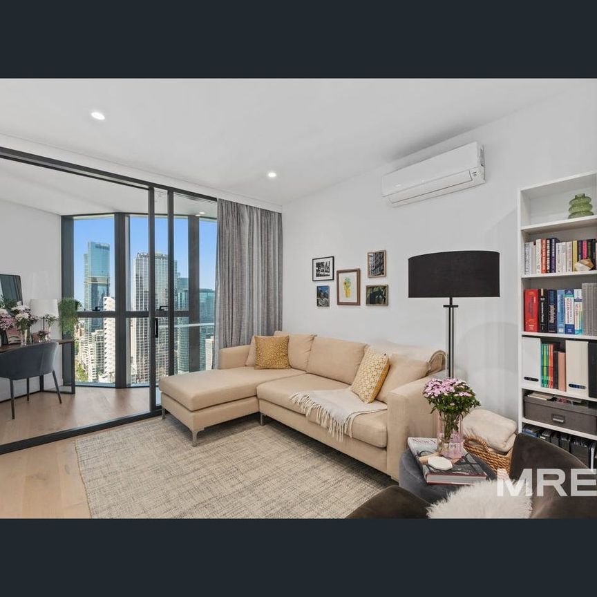 Luxury awaits on the 46th floor - Photo 1