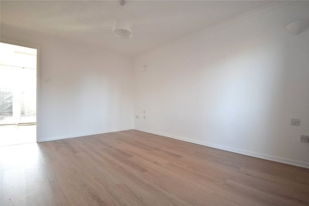 Well presented 3 bedroom terraced house just to the north of Cambridge with excellent access to the Science Park, City centre, A14 & M11. Maintainable rear garden. GCH. Unfurnished. - Photo 1