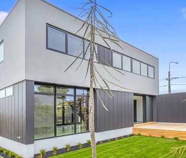 Architecturally designed townhouse - Photo 3
