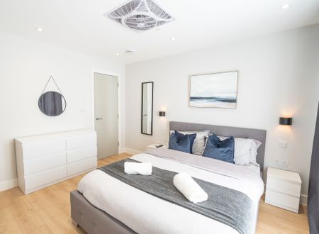 Brighton Road, Horley, RH6 - Photo 4
