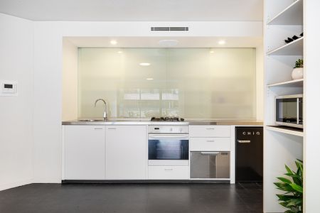 Luxury One-Bedroom Apartment in Exclusive Soho Building - Photo 3