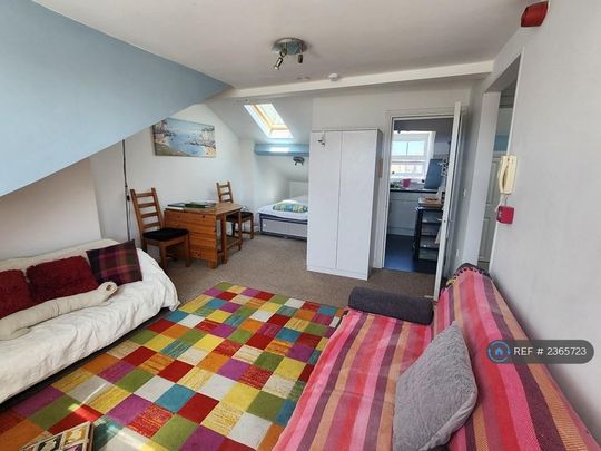 Studio to rent - Photo 1
