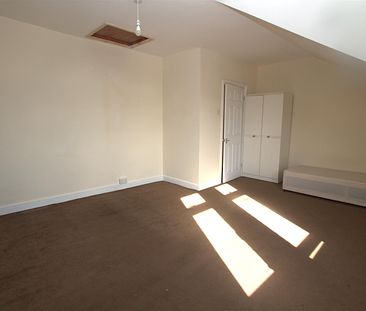 3 bedrooms Apartment - Above Shop for Sale - Photo 5