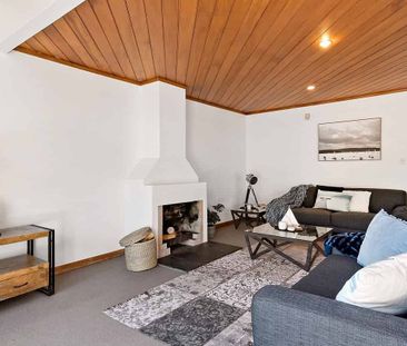 Sunny 3-Bedroom Townhouse - Photo 2