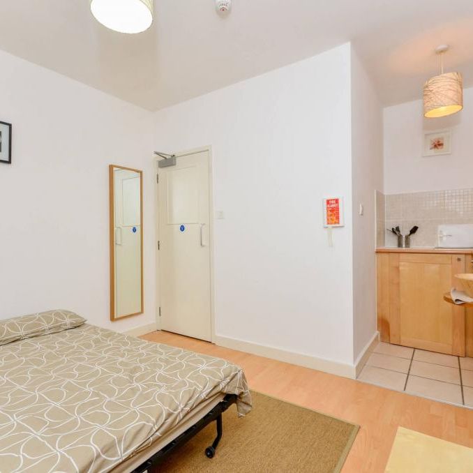 Flat 10 Fairholme Road, West Kensington W14 9JZ - Photo 1