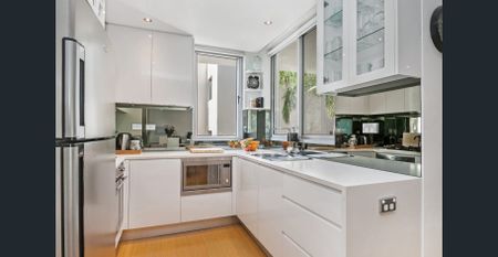 Unique & Stylish Apartment - Photo 3