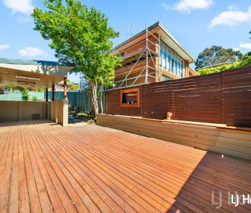 Spacious 4 Bedroom Family Home in a Prime Crestwood Location - Photo 1