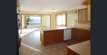 BEAUTIFUL FAMILY HOME IN PRIME LOCATION - Photo 2