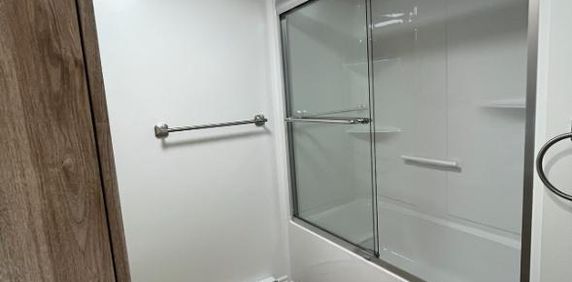 Beau grand 5 1/2 entièrement rénové - Photo 2