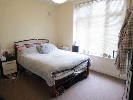 Bedroom Ground Floor Flat In Winton, BH9 - Photo 5