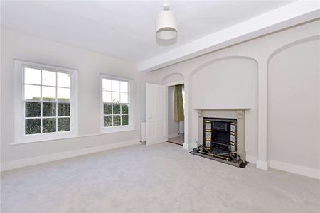 A charming character cottage in the heart of Henley - Photo 3