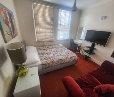 3 Bed Terraced House, Moffat Road, CR7 - Photo 4