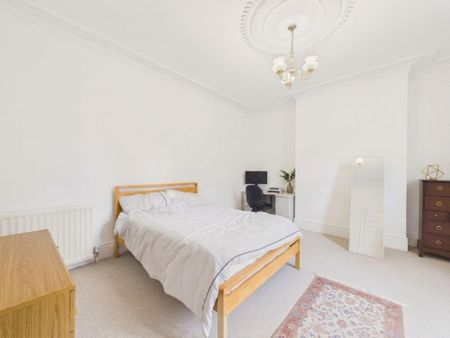 Cooperative Crescent, Gateshead, NE10 - Photo 2