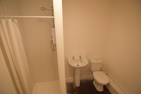 To Let 2 Bed Flat - Photo 4