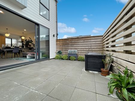 Welcome home to townhouse 3, 1 Elliott Street. - Photo 5