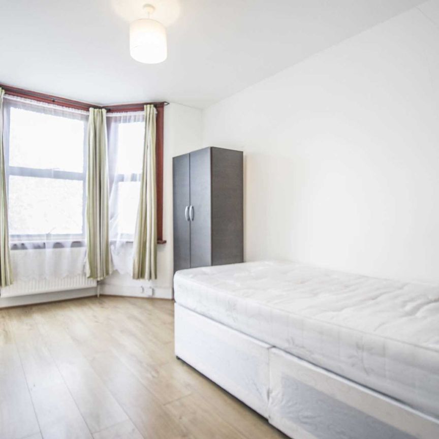 Price £800 pcm - Available Now - Furnished - Photo 1