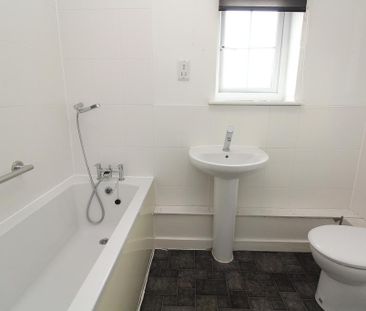 3 bedroom end of terrace house to rent - Photo 4