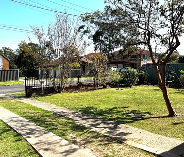 **Charming Family Home in Prime Minto Location** - Photo 1