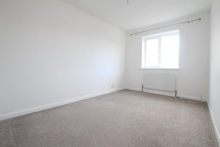 3 bedroom end of terrace house to rent - Photo 4
