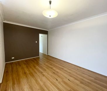 Renovated 2 bedroom unit in great location! - Photo 2