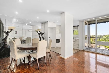 Elegant Garden Residence with Northerly Views in Toorak's Prestigious River Precinct - Partially Furnished - Photo 2