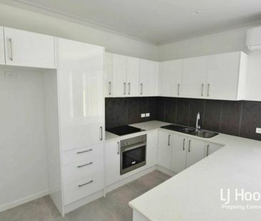 STUNNING TOWNHOUSE. OUTSTANDING LOCATION - Photo 5