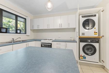 Perfectly located 3 bedroom home - Photo 3