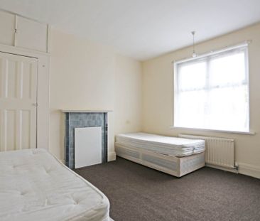 Price £2,500 pcm - Available Now - Part Furnished - Photo 3