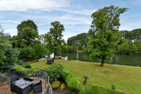 SHORT TERM - A beautifully located three bedroom home with elevated views over the River Thames, offered on a short term basis from the beginning of December (for up to 3 months) - Photo 5