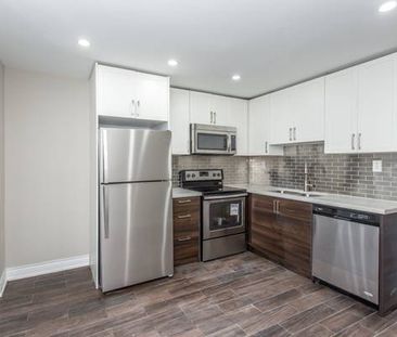 Renovated 2 Bedroom with private balcony: Bloor and Spadina - Photo 1