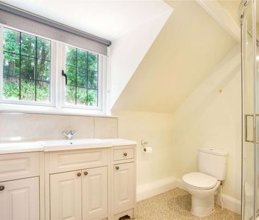 A charming three bedroom cottage in an idyllic location - Photo 5