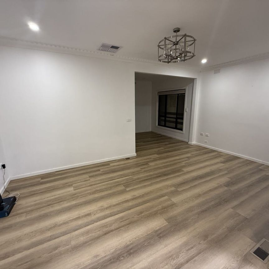 4 BEDROOM RENOVATED HOME! - Photo 1