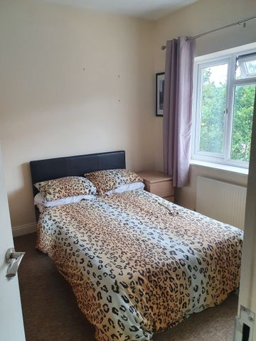 Double Room with Ensuite - Bath- Close to Hospital - Photo 2