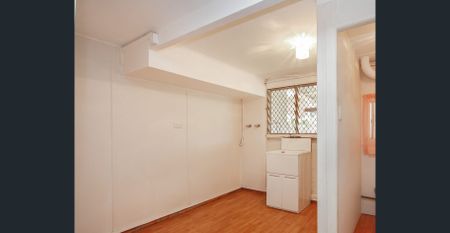 Three Bedroom Home in Clontarf with Side Access! - Photo 2