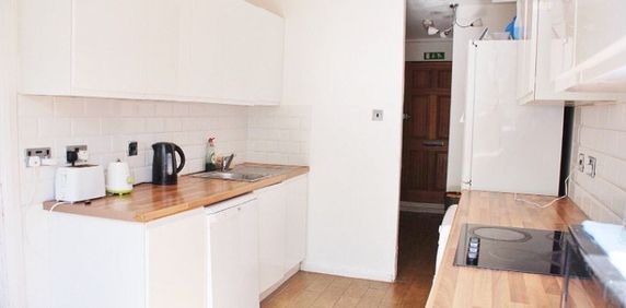 Room in a Shared Flat, Frensham Drive, SW15 - Photo 2