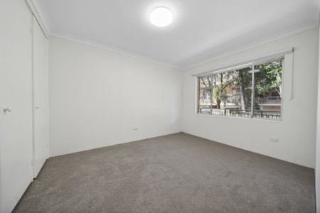 SPACIOUS GROUND FLOOR APARTMENT - Photo 3