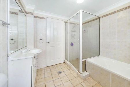 WELL PRESENTED 2-BEDROOM APARTMENT CLOSE TO TRANSPORT! - Photo 5