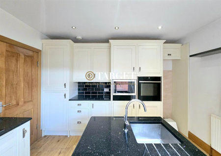 3 bedroom end of terrace house to rent - Photo 2