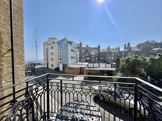 4 bedroom end of terrace house to rent - Photo 1