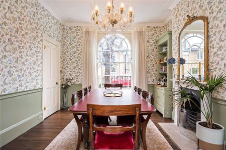 A beautiful Georgian double fronted family home, which has been refurbished to exacting standards, with many period features and a stunning garden. - Photo 4