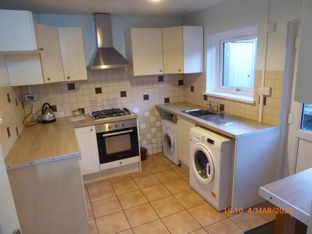 2 bedroom semi-detached bungalow to rent - Photo 4